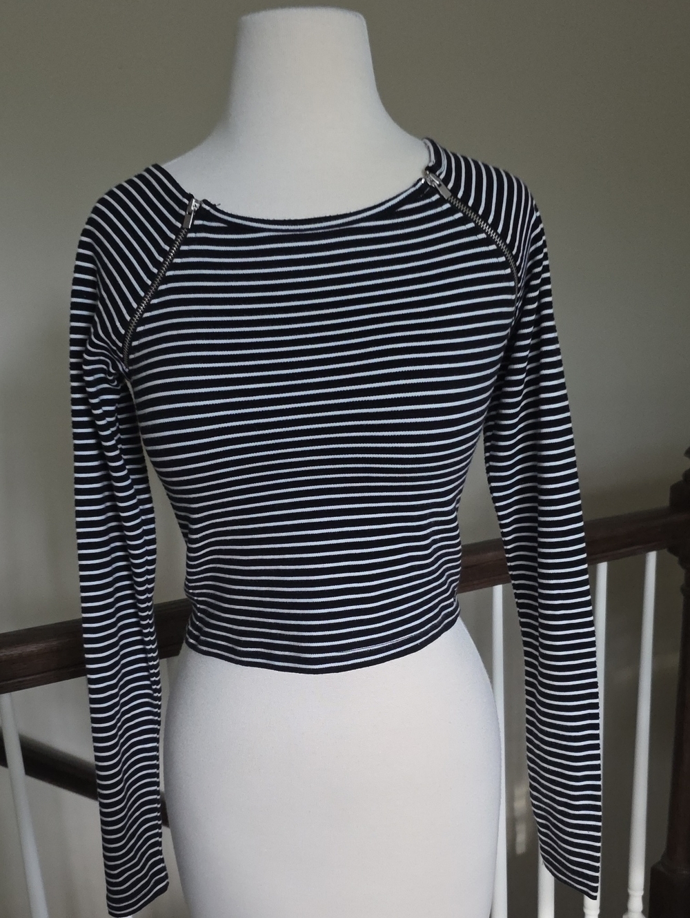 Guess Black & White Striped Zip-Shoulder Cropped Top